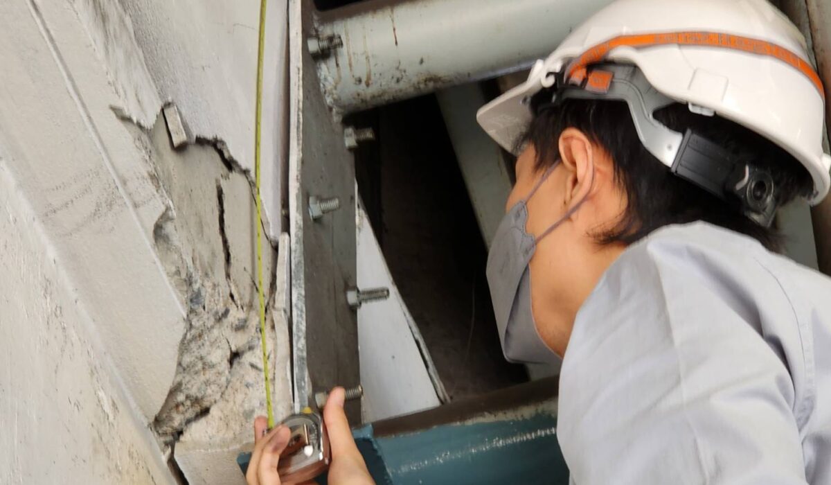 การตรวจสอบความเสียหายของคอนกรีตหลุดร่อน (Concrete Spalling) และสนิมเหล็กเสริม เพื่อประเมินแนวทางการซ่อมแซมโครงสร้าง โดย บริษัท เจเอ็นพี คอนสตรัคชั่น จำกัด