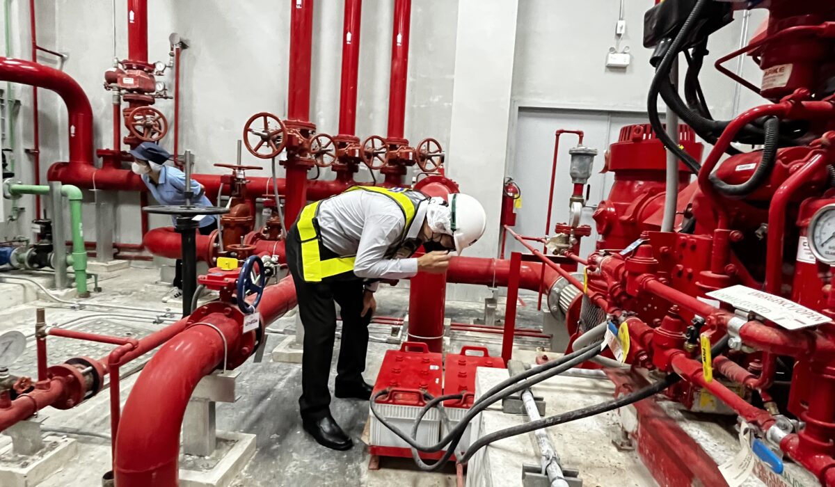 ทีมวิศวกรทำการตรวจสอบระบบปั๊มน้ำดับเพลิง (Fire Pump) และวาล์วควบคุมในห้องเครื่องอาคาร โดย บริษัท เจเอ็นพี คอนสตรัคชั่น จำกัด