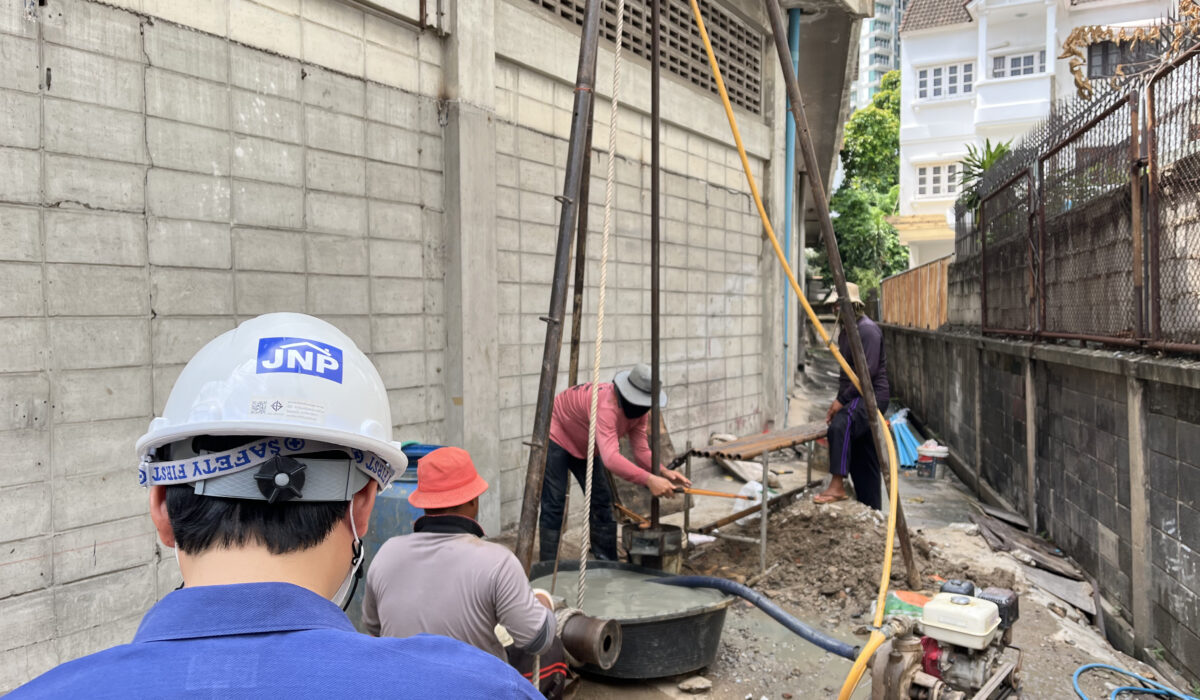 การเจาะดินและวิเคราะห์ข้อมูลชั้นดิน (Soil Boring and Testing) เป็นกระบวนการสำคัญในการสำรวจทางธรณีเทคนิคเพื่อประเมินคุณสมบัติและลักษณะของชั้นดินในพื้นที่ก่อสร้าง โดยใช้เครื่องมือเจาะดินเจาะเก็บตัวอย่างดินในระดับความลึกต่าง ๆ เพื่อนำตัวอย่างไปทดสอบทางห้องปฏิบัติการ เช่น การวิเคราะห์องค์ประกอบทางเคมี คุณสมบัติทางกล และความชื้นของดิน ข้อมูลที่ได้ช่วยในการออกแบบฐานราก การวางแผนก่อสร้าง และการประเมินความเสถียรของพื้นที่ ตลอดจนการวิเคราะห์ปัญหาการทรุดตัวหรือการเคลื่อนตัวของดิน เพื่อให้โครงการก่อสร้างมีความปลอดภัยและมีประสิทธิภาพตามมาตรฐานวิศวกรรม