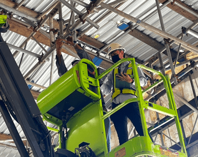 วิศวกรลงพื้นที่สำรวจโครงสร้างหลังคาเพื่อคํานวณแผงโซล่าเซลล์ JNP Construction