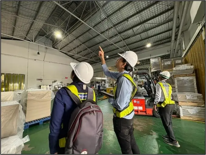 วิศวกรตรวจสอบจุดยึดฐานรากโครงสร้างหลังคาสำหรับติดตั้งแผงโซล่าเซลล์ JNP Construction